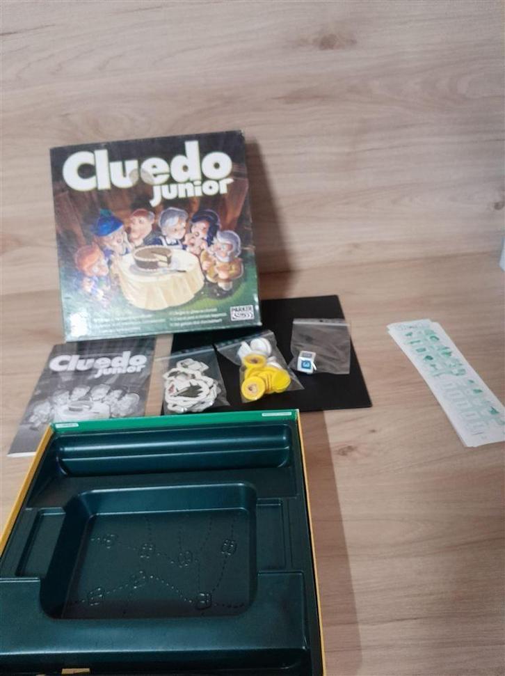 Cluedo junior - het gestolen stuk chocoladetaart - s1472, Hobby en Vrije tijd, Gezelschapsspellen | Bordspellen, Zo goed als nieuw