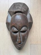 Houten masker, Ophalen