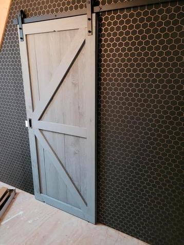 Steigerhouten loftdeur beschikbaar voor biedingen