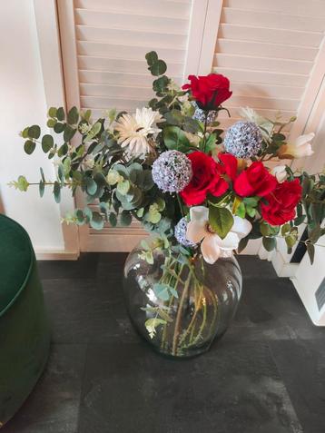 Glazen vaas met bloemen  beschikbaar voor biedingen