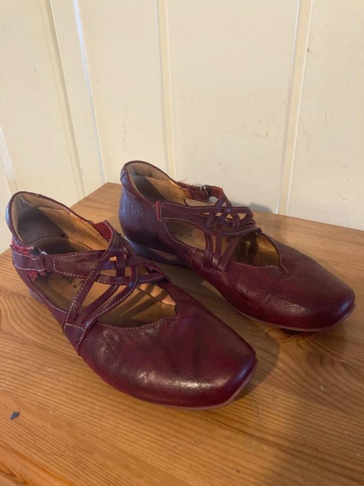 Aparte Bordeaux rode leren pumps van Think, maat 38,5, Kleding | Dames, Schoenen, Zo goed als nieuw, Pumps, Rood, Verzenden