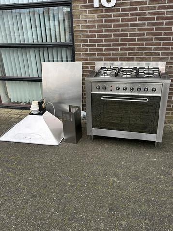 Indesit c9s. 5 pits gasfornuis compleet met toebehoren beschikbaar voor biedingen