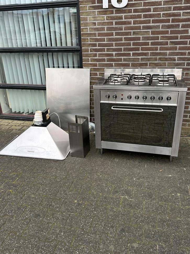 Indesit c9s. 5 pits gasfornuis compleet met toebehoren, Witgoed en Apparatuur, Fornuizen, Gebruikt, Vrijstaand, Gas, 5 kookzones of meer