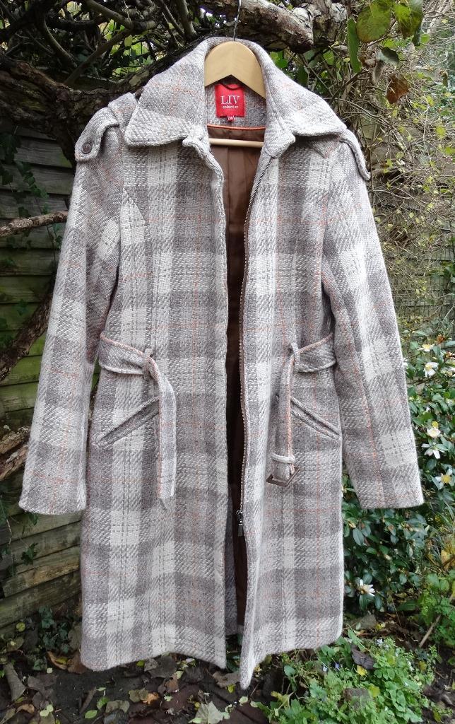 Geruite beige mantel knielengte Liv mt 38, 80% wol, gevoerd, Kleding | Dames, Jassen | Winter, Gedragen, Maat 38/40 (M), Beige