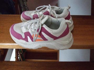 Zeer nette sneakers maat 34 beschikbaar voor biedingen
