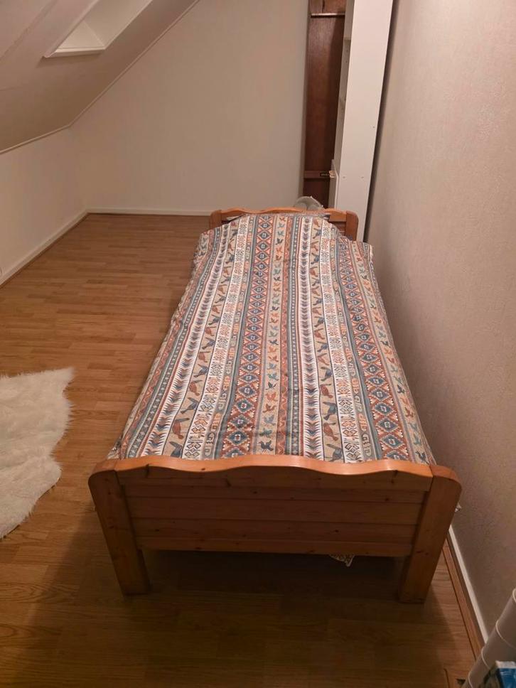 Houten Eenpersoonsbed, Huis en Inrichting, Slaapkamer | Bedden, Zo goed als nieuw, Eenpersoons, 90 cm, 200 cm, Hout, Bruin, Ophalen of Verzenden