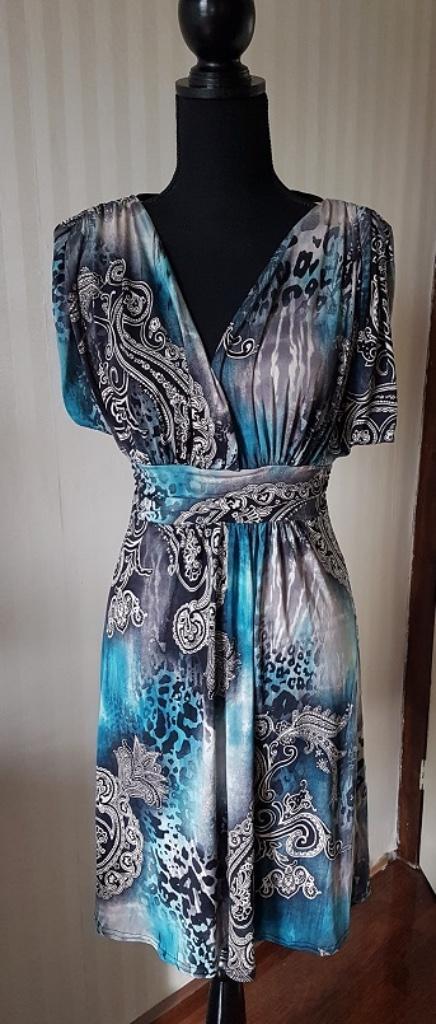 Apart! Sexy jurk met mooie pasvorm en striklint 36 rekt mee., Kleding | Dames, Jurken, Zo goed als nieuw, Maat 36 (S), Blauw, Boven de knie