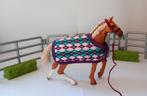 Schleich HORSE CLUB - Engelse volbloed met deken 42360, Verzamelen, Poppetjes en Figuurtjes, Ophalen of Verzenden, Zo goed als nieuw