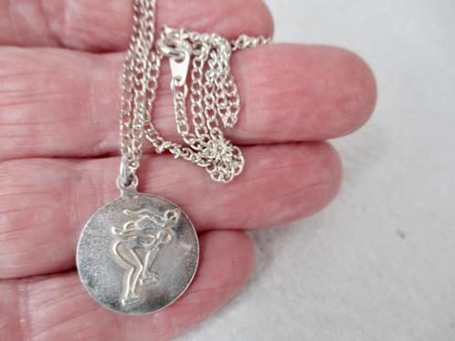 Zilverkleur ketting van 47 cm. met hanger schaatsende mensen, Sieraden, Tassen en Uiterlijk, Kettingen, Zo goed als nieuw, Overige materialen