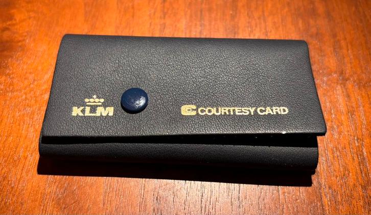 KLM Courtesy Card sleutelhouder – vintage relatiegeschenk, Verzamelen, Luchtvaart en Vliegtuigspotten, Zo goed als nieuw, Overige typen