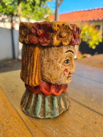 Vintage Houten Beeldje Dame met Bloemenkrans beschikbaar voor biedingen
