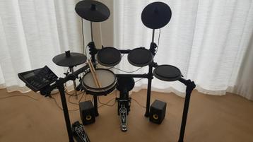 Digitaal drumstel met speakers beschikbaar voor biedingen