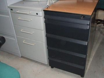 75 cm hoge Stand Containers ladeblokken beschikbaar voor biedingen