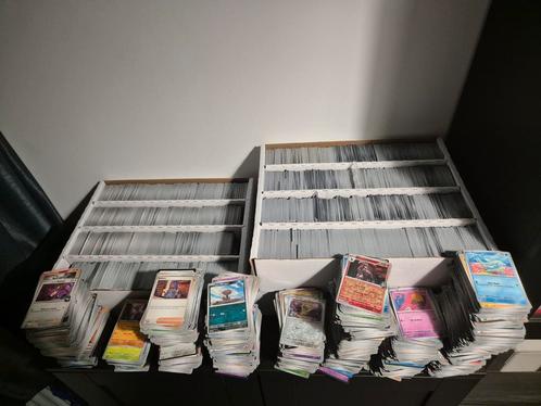 +- 19000 kaarten bulk pokemon kaarten scarlet and violet era, Hobby en Vrije tijd, Verzamelkaartspellen | Pokémon, Zo goed als nieuw