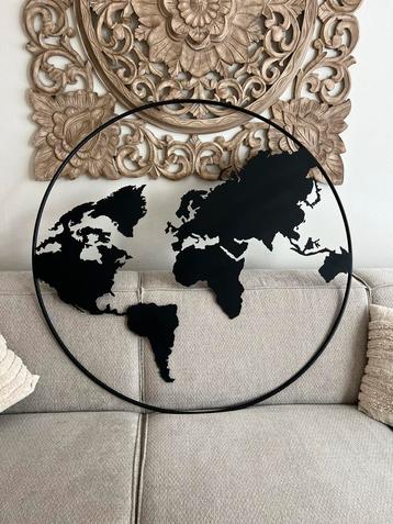 Mat zwarte metalen landkaart 110cm beschikbaar voor biedingen