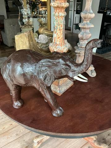 Prachtige olifant. Bekleed met leer beschikbaar voor biedingen