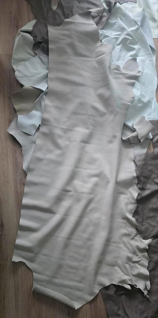 Partij leren lappen grijs bruin beige, Hobby en Vrije tijd, Stoffen en Lappen, Zo goed als nieuw, Leer of Kunstleer, 30 tot 120 cm