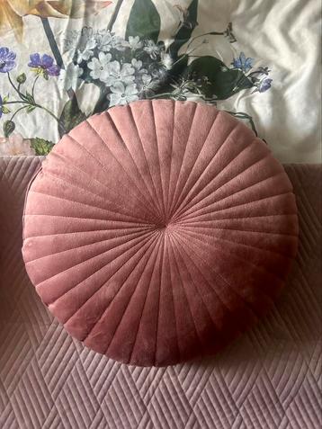 Roze rond velvet kussen beschikbaar voor biedingen
