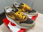 Nike Air Max 1 PRM Duck Pecan Yellow Ochre 44 Ugly Duckling, Ophalen, Nike air max, Overige kleuren, Nieuw