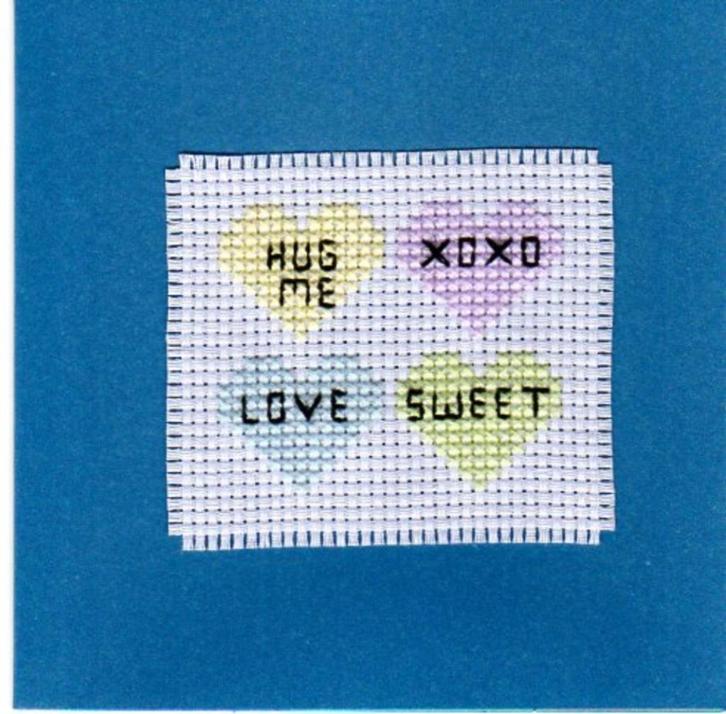 kaart met geborduurde hartsnoepjes met tekst (1460), Hobby en Vrije tijd, Kaarten | Zelfgemaakt, Nieuw, Overige thema's, Ophalen of Verzenden