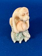 Antieke netsuke - Meji periode - aap met perzik, Antiek en Kunst, Ophalen of Verzenden