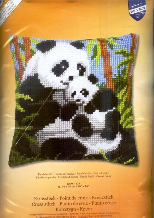 Cado vervaco borduurpakket kussen pandabeer met jong, Hobby en Vrije tijd, Borduren en Borduurmachines, Nieuw, Borduurpakket, Handborduren