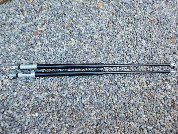 2 nieuwe gasdrukveren voor paardentrailer 855mm 1350N beschikbaar voor biedingen