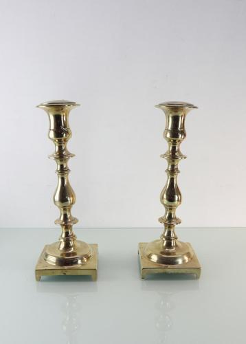 Set antiek bronzen kandelaars, 18e eeuw  beschikbaar voor biedingen