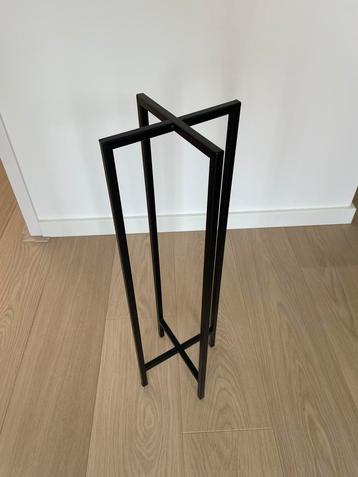 Modern Black Metal Plant Stand – Minimalist Desig beschikbaar voor biedingen