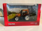 Valtra N121 Oranje UH, Ophalen of Verzenden, Zo goed als nieuw, Tractor of Landbouw, Universal Hobbies