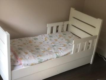 Wit peuterbed met lade  (150x70) beschikbaar voor biedingen