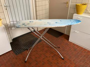 Vintage strijkplank met chromen poten beschikbaar voor biedingen