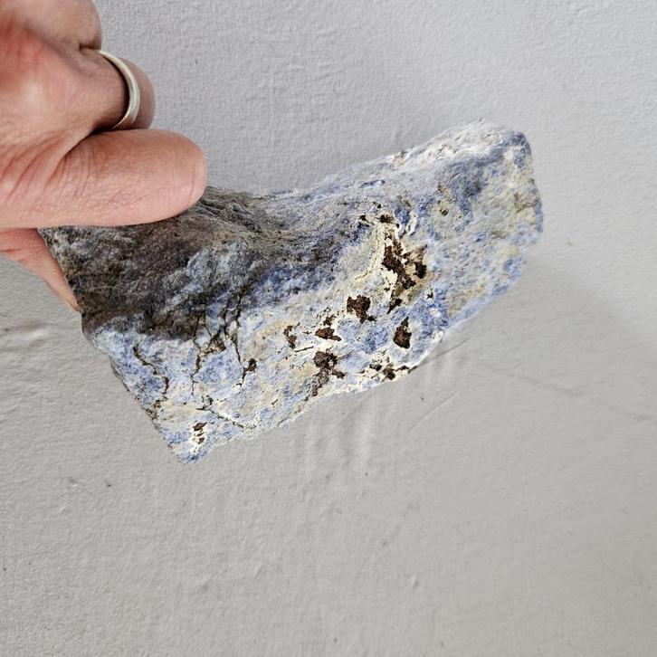 Ruwe sodaliet steen, Verzamelen, Mineralen en Fossielen, Mineraal, Ophalen of Verzenden