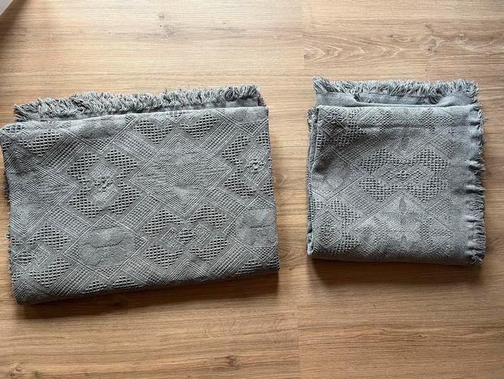 2x Grijze Sprei met Franjes, Huis en Inrichting, Stoffering | Tapijten en Kleden, Zo goed als nieuw, 100 tot 150 cm, 150 tot 200 cm