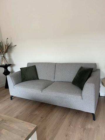 3-zitsbank en een 2-zitsbank in lichtgrijze stof beschikbaar voor biedingen