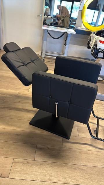 Kappersstoel Button chair knipstoel showroom groothandel beschikbaar voor biedingen