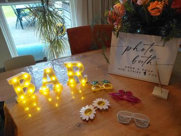 Bruiloft accessoires ; photobooth, backdrop, bloemenmandjes, beschikbaar voor biedingen