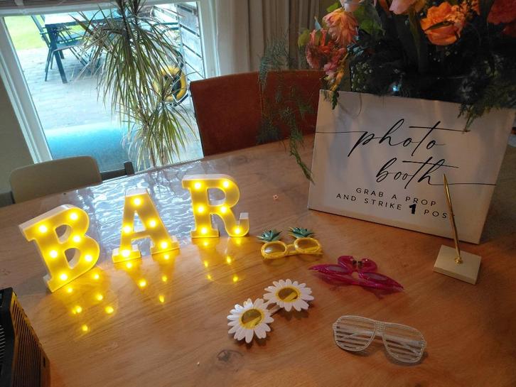 Bruiloft accessoires ; photobooth, backdrop, bloemenmandjes,, Hobby en Vrije tijd, Feestartikelen, Zo goed als nieuw, Versiering