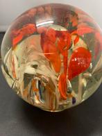 Presse papier glazen bol met bloem, Antiek en Kunst, Antiek | Glas en Kristal, Ophalen of Verzenden