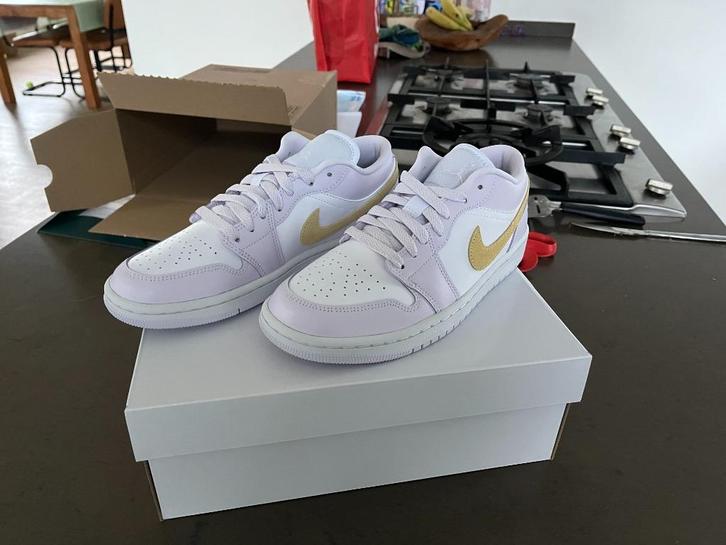 Nike Air Jordan 1 Low Barely Grape - 38,5, Kleding | Dames, Schoenen, Nieuw, Sneakers of Gympen, Overige kleuren, Ophalen of Verzenden