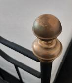 Bed  metaal 2 pers.met koperen knoppen,, Ophalen, Zwart, Tweepersoons, 140 cm