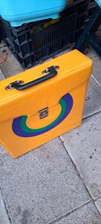 Vintage Gele vinyl Platencassette / Koffer, Gebruikt, 50 tot 60 cm, Hard kunststof, Slot