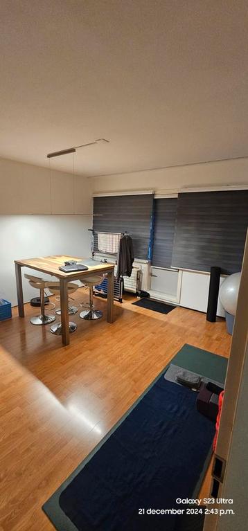 Eettafel met 4 barkrukken beschikbaar voor biedingen