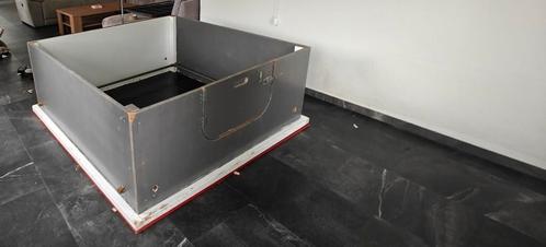 Zeer royale en ruime werpkist 1.50 x 1.50 met doodligstangen, Dieren en Toebehoren, Hondenhokken, Zo goed als nieuw, 110 cm of meer