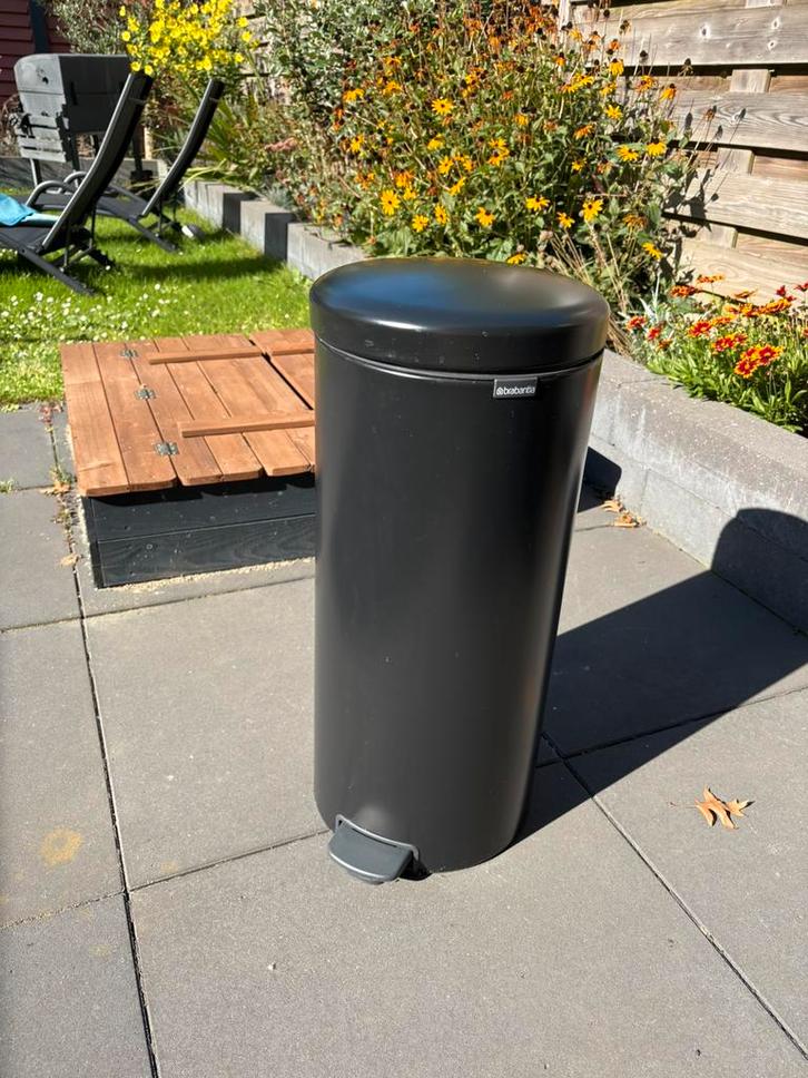 Brabantia Prullenbak 30L - Mat Zwart, Huis en Inrichting, Woonaccessoires | Prullenbakken, Zo goed als nieuw, Metaal, 50 tot 75 cm