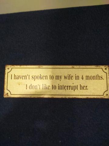 Humoristisch Bordje: 'Echtgenote niet gesproken' beschikbaar voor biedingen