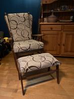 Twee prachtige eikenhouten (rook)stoelen met voetenkruk, Huis en Inrichting, Ophalen, Hout, Gebruikt, Minder dan 75 cm