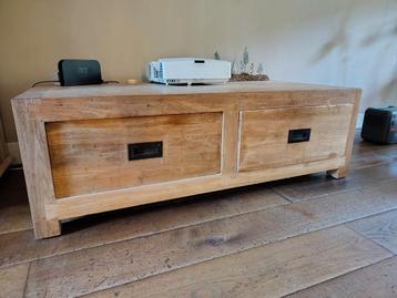Koffietafel of tv kast van robuust hout beschikbaar voor biedingen