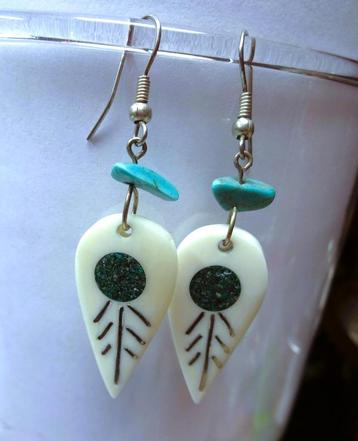 Oorhangers witte bone druppels met turquoise steentjes beschikbaar voor biedingen