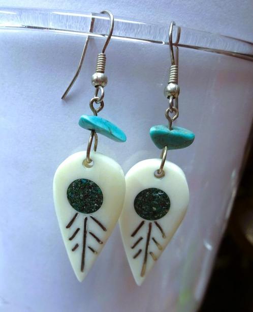 Oorhangers witte bone druppels met turquoise steentjes, Sieraden, Tassen en Uiterlijk, Oorbellen, Zo goed als nieuw, Hangers, Overige materialen